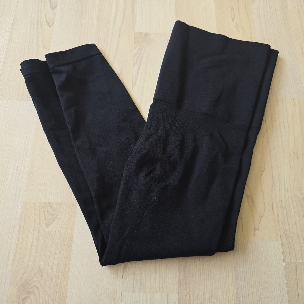 Assets by Spanx High-Waisted Capris Size Small